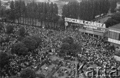 Sierpień 1980, Gdańsk, Polska.
Strajk w Stoczni Gdańskiej im. Lenina, tłum przed bramą.
Fot. NN, zbiory Ośrodka KARTA, udostepnił Witold Kazuro.
