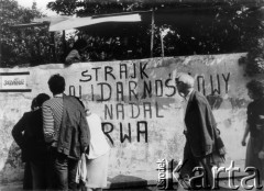 Sierpień 1980, Gdańsk, Polska.
Strajk w Stoczni Gdańskiej im. Lenina, napis na murze: 