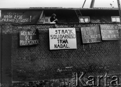 Sierpień 1980, Gdańsk, Polska.
Strajk w Stoczni Gdańskiej im. Lenina, hasła na murze: 