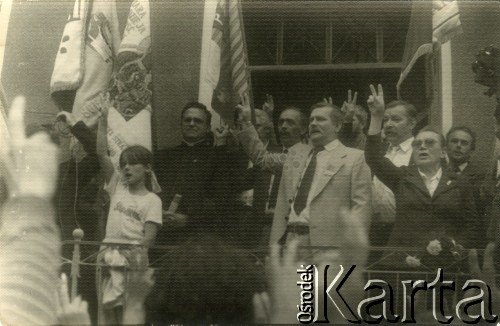 Sierpień 1987, Gdańsk, Polska.
Wiec na dziedzińcu przed budynkiem parafialnym kościoła pw. św. Brygidy w związku z 7. rocznicą strajków w sierpniu 1980 roku. Z lewej Stoi ksiądz Henryk Jankowski, w jasnym garniturze Lech Wałęsa, z tyłu Szymon Pawlicki, z prawej Anna Walentynowicz.
Fot. NN, Archiwum Federacji Młodzieży Walczącej, zbiory Ośrodka KARTA