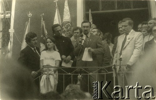 Sierpień 1987, Gdańsk, Polska.
Wiec na dziedzińcu przed budynkiem parafialnym kościoła pw. św. Brygidy w związku z 7. rocznicą strajków w sierpniu 1980 roku; 1. z lewej Andrzej Rzeczycki, dalej ksiądz Henryk Jankowski, Bogdan Lis i Janusz Pałubicki (z tyłu), z prawej: Anna Walentynowicz, Krzysztof Pusz, Lech Wałęsa i Adam Michnik (z tyłu).
Fot. NN, Archiwum Federacji Młodzieży Walczącej, zbiory Ośrodka KARTA