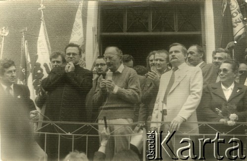 Sierpień 1987, Gdańsk, Polska.
Wiec na dziedzińcu przed budynkiem parafialnym kościoła pw. św. Brygidy w związku z 7. rocznicą strajków w sierpniu 1980 roku. Na zdjęciu od lewej: Andrzej Rzeczycki, Bogdan Lis, ksiądz Henryk Jankowski, Janusz Pałubicki, NN, Andrzej Puciata (z tyłu), Adam Michnik, Lech Wałęsa, Szymon Pawlicki, Krzysztof Pusz, Anna Walentynowicz.
Fot. NN, Archiwum Federacji Młodzieży Walczącej, zbiory Ośrodka KARTA