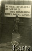 Sierpień 1987, Gdańsk, Polska.
Wiec na dziedzińcu przed budynkiem parafialnym kościoła pw. św. Brygidy w związku z 7. rocznicą strajków w sierpniu 1980 roku. Na zdjęciu figura Jana Pawła II, nad nią transparent: 
