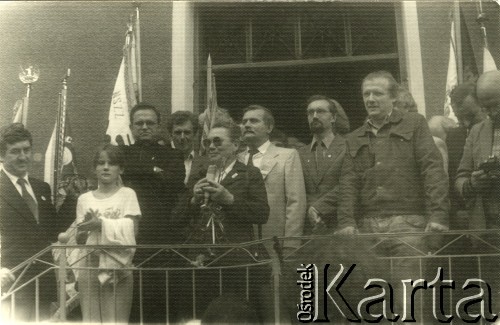 Sierpień 1987, Gdańsk, Polska.
Wiec na dziedzińcu przed budynkiem parafialnym kościoła pw. św. Brygidy w związku z 7. rocznicą strajków w sierpniu 1980 roku. Na zdjęciu od lewej: Andrzej Rzeczycki, ksiądz Henryk Jankowski, Bogdan Lis, Anna Walentynowicz, Lech Wałęsa, NN, Adam Michnik. 
Fot. NN, Archiwum Federacji Młodzieży Walczącej, zbiory Ośrodka KARTA