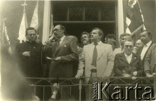 Sierpień 1987, Gdańsk, Polska.
Wiec na dziedzińcu przed budynkiem parafialnym kościoła pw. św. Brygidy w związku z 7. rocznicą strajków w sierpniu 1980 roku. Na schodach plebanii z lewej stoi ksiądz Henryk Jankowski, przemawia Szymon Pawlicki, dalej Lech Wałęsa i Anna Walentynowcz; z tyłu m.in. Jerzy Pałubicki, Andrzej Puciata i Krzysztof Pusz. 
Fot. NN, Archiwum Federacji Młodzieży Walczącej, zbiory Ośrodka KARTA