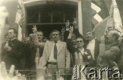 Sierpień 1987, Gdańsk, Polska.
Wiec na dziedzińcu przed budynkiem parafialnym kościoła pw. św. Brygidy w związku z 7. rocznicą strajków w sierpniu 1980 roku. Na schodach plebanii od lewej: Bogdan Lis, ksiądz Henryk Jankowski, Adam Michnik, Lech Wałęsa, Anna Walentynowicz.
Fot. NN, Archiwum Federacji Młodzieży Walczącej, zbiory Ośrodka KARTA