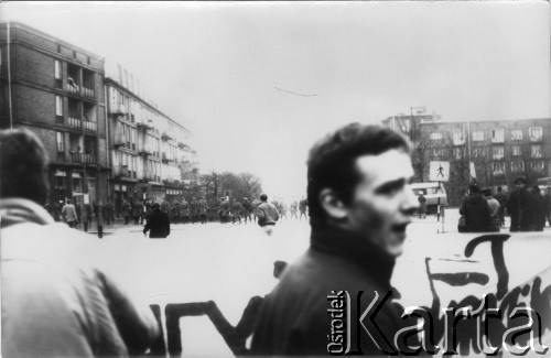 29.11.1987, Gdańsk, Polska.
Bojkot referendum. Manifestanci na ulicy, w oddali milicjanci.
Fot. NN, Archiwum Federacji Młodzieży Walczącej, zbiory Ośrodka KARTA