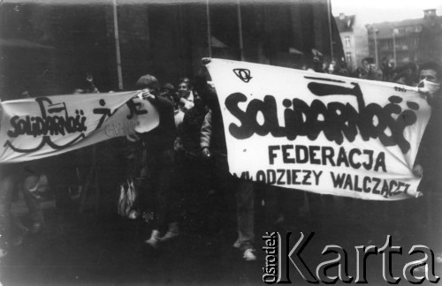 29.11.1987, Gdańsk, Polska.
Bojkot referendum. Manifestanci z transparentem Federacji Młodzieży Walczącej.
Fot. NN, Archiwum Federacji Młodzieży Walczącej, zbiory Ośrodka KARTA