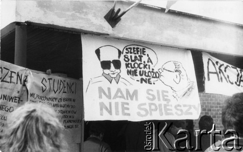 Maj 1988, Gdańsk, Polska.
Strajk studentów Uniwersytetu Gdańskiego w solidarności z protestującymi robotnikami. Transparenty strajkowe.
Fot. NN, Archiwum Federacji Młodzieży Walczącej, zbiory Ośrodka KARTA