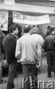 Maj 1988, Gdańsk, Polska.
Strajk studentów Uniwersytetu Gdańskiego w solidarności z protestującymi robotnikami. Studenci przed budynkiem uniwersyteckim.
Fot. NN, Archiwum Federacji Młodzieży Walczącej, zbiory Ośrodka KARTA