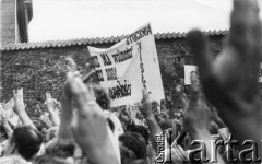 14.08.1988, Gdańsk, Polska.
Manifestacja pod plebanią kościoła pw. św. Brygidy.
Fot. NN, Archiwum Federacji Młodzieży Walczącej, zbiory Ośrodka KARTA