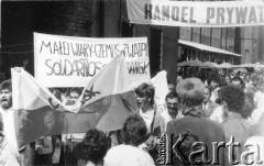 14.08.1988, Gdańsk, Polska.
Wiec na dziedzińcu przed budynkiem parafialnym kościoła pw. św. Brygidy w 18. rocznicę wydarzeń grudnia 1970 roku. Demonstranci z transparentami na ulicy.
Fot. NN, Archiwum Federacji Młodzieży Walczącej, zbiory Ośrodka KARTA