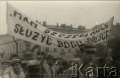 Wrzesień 1987, Częstochowa, Polska.
V Ogólnopolska Pielgrzymka Świata Pracy na Jasną Górę. Harcerze z transparentem: 