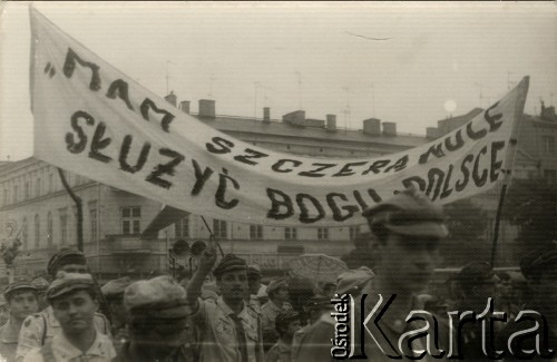 Wrzesień 1987, Częstochowa, Polska.
V Ogólnopolska Pielgrzymka Świata Pracy na Jasną Górę. Harcerze z transparentem: 
