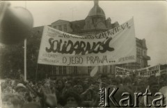 Wrzesień 1987, Częstochowa, Polska.
V Ogólnopolska Pielgrzymka Świata Pracy na Jasną Górę. Wierni z transparentem NSZZ 