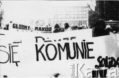1988, Gdańsk, Polska.
Manifestacja przeciwko podwyżkom cen. Widoczny transparent Federacji Młodzieży Walczącej.
Fot. NN, Archiwum Federacji Młodzieży Walczącej, zbiory Ośrodka KARTA