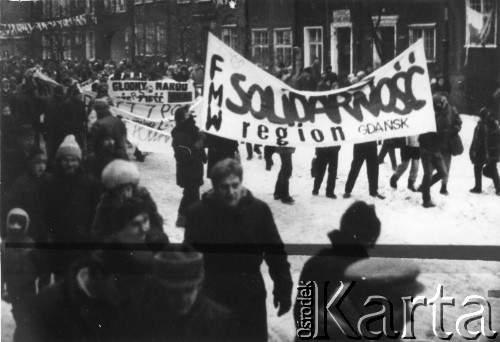 1988, Gdańsk, Polska.
Manifestacja przeciwko podwyżkom cen. Widoczny transparent Federacji Młodzieży Walczącej.
Fot. NN, Archiwum Federacji Młodzieży Walczącej, zbiory Ośrodka KARTA