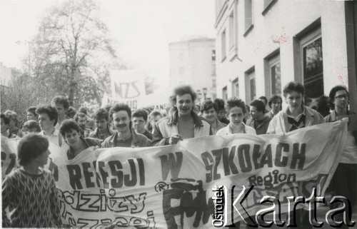 Kwiecień 1989, Gdańsk-Wrzeszcz, Polska.
Akcja Federacji Młodzieży Walczącej Region Gdańsk i Niezależnego Zrzeszenia Studentów Gdańsk pod hasłem: 