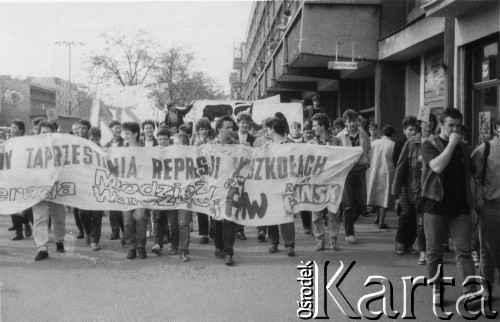 Kwiecień 1989, Gdańsk-Wrzeszcz, Polska.
Akcja Federacji Młodzieży Walczącej Region Gdańsk i Niezależnego Zrzeszenia Studentów Gdańsk pod hasłem: 