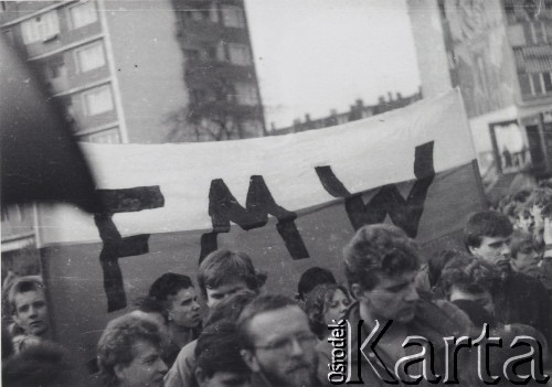 Kwiecień 1989, Gdańsk-Wrzeszcz, Polska.
Akcja Federacji Młodzieży Walczącej Region Gdańsk i Niezależnego Zrzeszenia Studentów Gdańsk pod hasłem: 