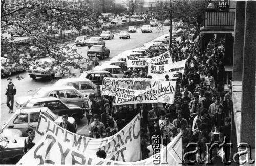 Kwiecień 1989, Gdańsk-Wrzeszcz, Polska.
Akcja Federacji Młodzieży Walczącej Region Gdańsk i Niezależnego Zrzeszenia Studentów Gdańsk pod hasłem: 