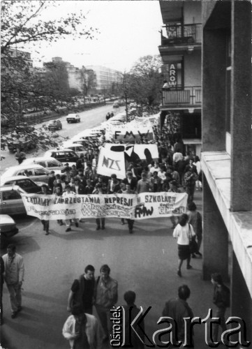 Kwiecień 1989, Gdańsk-Wrzeszcz, Polska.
Akcja Federacji Młodzieży Walczącej Region Gdańsk i Niezależnego Zrzeszenia Studentów Gdańsk pod hasłem: 