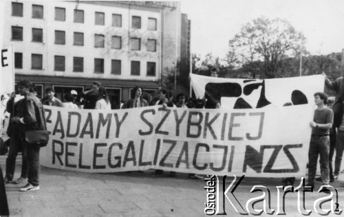 Kwiecień 1989, Gdańsk-Wrzeszcz, Polska.
Akcja Federacji Młodzieży Walczącej Region Gdańsk i Niezależnego Zrzeszenia Studentów Gdańsk pod hasłem: 