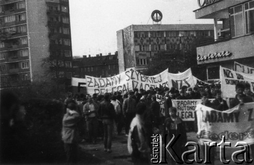 Kwiecień 1989, Gdańsk-Wrzeszcz, Polska.
Akcja Federacji Młodzieży Walczącej Region Gdańsk i Niezależnego Zrzeszenia Studentów Gdańsk pod hasłem: 