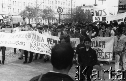 Kwiecień 1989, Gdańsk-Wrzeszcz, Polska.
Akcja Federacji Młodzieży Walczącej Region Gdańsk i Niezależnego Zrzeszenia Studentów Gdańsk pod hasłem: 