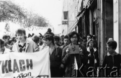 Kwiecień 1989, Gdańsk-Wrzeszcz, Polska.
Akcja Federacji Młodzieży Walczącej Region Gdańsk i Niezależnego Zrzeszenia Studentów Gdańsk pod hasłem: 