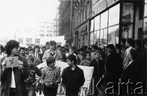 Kwiecień 1989, Gdańsk-Wrzeszcz, Polska.
Akcja Federacji Młodzieży Walczącej Region Gdańsk i Niezależnego Zrzeszenia Studentów Gdańsk pod hasłem: 