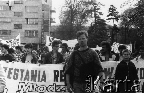 Kwiecień 1989, Gdańsk-Wrzeszcz, Polska.
Akcja Federacji Młodzieży Walczącej Region Gdańsk i Niezależnego Zrzeszenia Studentów Gdańsk pod hasłem: 