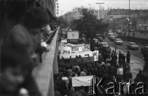 Kwiecień 1989, Gdańsk-Wrzeszcz, Polska.
Akcja Federacji Młodzieży Walczącej Region Gdańsk i Niezależnego Zrzeszenia Studentów Gdańsk pod hasłem: 