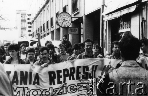 Kwiecień 1989, Gdańsk-Wrzeszcz, Polska.
Akcja Federacji Młodzieży Walczącej Region Gdańsk i Niezależnego Zrzeszenia Studentów Gdańsk pod hasłem: 