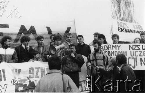 Kwiecień 1989, Gdańsk-Wrzeszcz, Polska.
Akcja Federacji Młodzieży Walczącej Region Gdańsk i Niezależnego Zrzeszenia Studentów Gdańsk pod hasłem: 