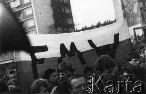 Kwiecień 1989, Gdańsk-Wrzeszcz, Polska.
Akcja Federacji Młodzieży Walczącej Region Gdańsk i Niezależnego Zrzeszenia Studentów Gdańsk pod hasłem: 