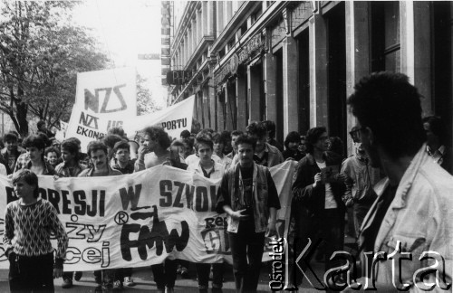 Kwiecień 1989, Gdańsk-Wrzeszcz, Polska.
Akcja Federacji Młodzieży Walczącej Region Gdańsk i Niezależnego Zrzeszenia Studentów Gdańsk pod hasłem: 