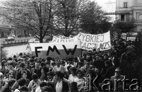 Kwiecień 1989, Gdańsk-Wrzeszcz, Polska.
Akcja Federacji Młodzieży Walczącej Region Gdańsk i Niezależnego Zrzeszenia Studentów Gdańsk pod hasłem: 