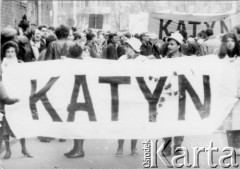 Kwiecień 1989, Gdańsk, Polska.
Manifestacja w związku z rocznicą zbrodni katyńskiej. Demonstranci z transparentami 