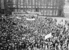 Kwiecień 1989, Gdańsk, Polska.
Manifestacja w związku z rocznicą zbrodni katyńskiej. Tłum zgromadzony wokół Pomnika Poległych Stoczniowców 1970. 
Fot. NN, Archiwum Federacji Młodzieży Walczącej, zbiory Ośrodka KARTA