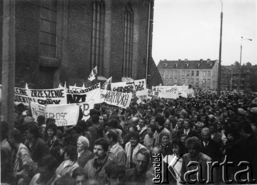 Kwiecień 1989, Gdańsk, Polska.
Manifestacja w związku z rocznicą zbrodni katyńskiej. Tłum z transparentami przy kościele pw. św. Katarzyny.
Fot. NN, Archiwum Federacji Młodzieży Walczącej, zbiory Ośrodka KARTA