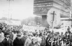 Kwiecień 1989, Gdańsk, Polska.
Manifestacja w związku z rocznicą zbrodni katyńskiej. Tłum z transparentami na ulicy.
Fot. NN, Archiwum Federacji Młodzieży Walczącej, zbiory Ośrodka KARTA