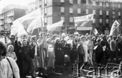 Kwiecień 1989, Gdańsk, Polska.
Manifestacja w związku z rocznicą zbrodni katyńskiej. Tłum z flagami na ulicy.
Fot. NN, Archiwum Federacji Młodzieży Walczącej, zbiory Ośrodka KARTA