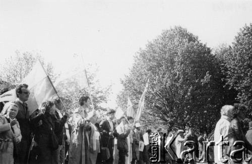 Kwiecień 1989, Gdańsk, Polska.
Manifestacja w związku z rocznicą zbrodni katyńskiej. Demonstranci z flagami na ulicy.
Fot. NN, Archiwum Federacji Młodzieży Walczącej, zbiory Ośrodka KARTA