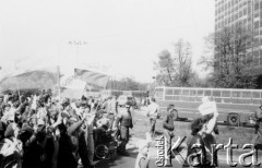 Kwiecień 1989, Gdańsk, Polska.
Manifestacja w związku z rocznicą zbrodni katyńskiej. Demonstranci z flagami na ulicy.
Fot. NN, Archiwum Federacji Młodzieży Walczącej, zbiory Ośrodka KARTA