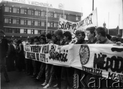 Kwiecień 1989, Gdańsk, Polska.
Manifestacja w związku z rocznicą zbrodni katyńskiej. Członkowie Federacji Młodzieży Walczącej z transparentem, 5. z prawej Robert Licbarski, 6. z prawej Piotr Wysokiński, 9. z prawej Krzysztof Knap.
Fot. NN, Archiwum Federacji Młodzieży Walczącej, zbiory Ośrodka KARTA