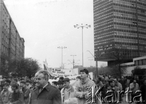 Kwiecień 1989, Gdańsk, Polska.
Manifestacja w związku z rocznicą zbrodni katyńskiej. Tłum na ulicy.
Fot. NN, Archiwum Federacji Młodzieży Walczącej