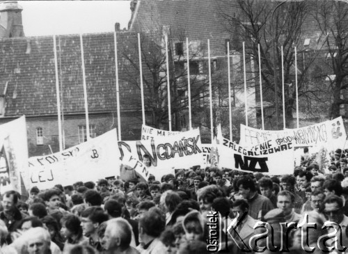 Kwiecień 1989, Gdańsk, Polska.
Manifestacja w związku z rocznicą zbrodni katyńskiej. Tłum z transparentami na ulicy.
Fot. NN, Archiwum Federacji Młodzieży Walczącej, zbiory Ośrodka KARTA