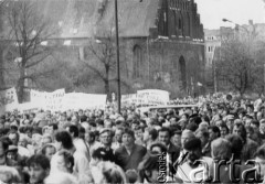 Kwiecień 1989, Gdańsk, Polska.
Manifestacja w związku z rocznicą zbrodni katyńskiej. Tłum na ulicy, w tle kościół pw. św. Katarzyny.
Fot. NN, Archiwum Federacji Młodzieży Walczącej, zbiory Ośrodka KARTA
