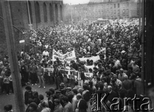 Kwiecień 1989, Gdańsk, Polska.
Manifestacja w związku z rocznicą zbrodni katyńskiej. Tłum przy kościele św. Katarzyny.
Fot. NN, Archiwum Federacji Młodzieży Walczącej, zbiory Ośrodka KARTA